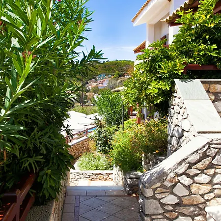 Ξενοδοχείο με διαμερίσματα Maraki 4*