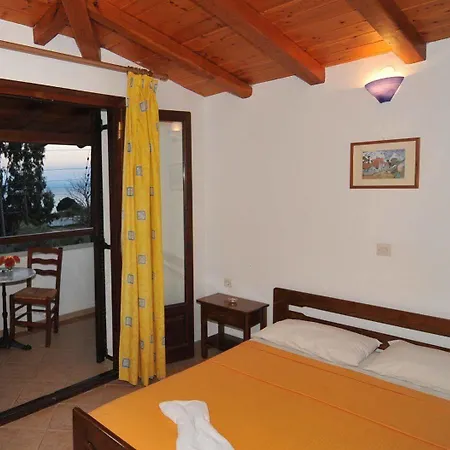 Ξενοδοχείο με διαμερίσματα Maraki Platanias (Skiathos)